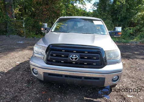2010 Toyota Tundra Grade 4.6L V8 z USA, uszkodzony, nr VIN 5TFCM5F13AX001022